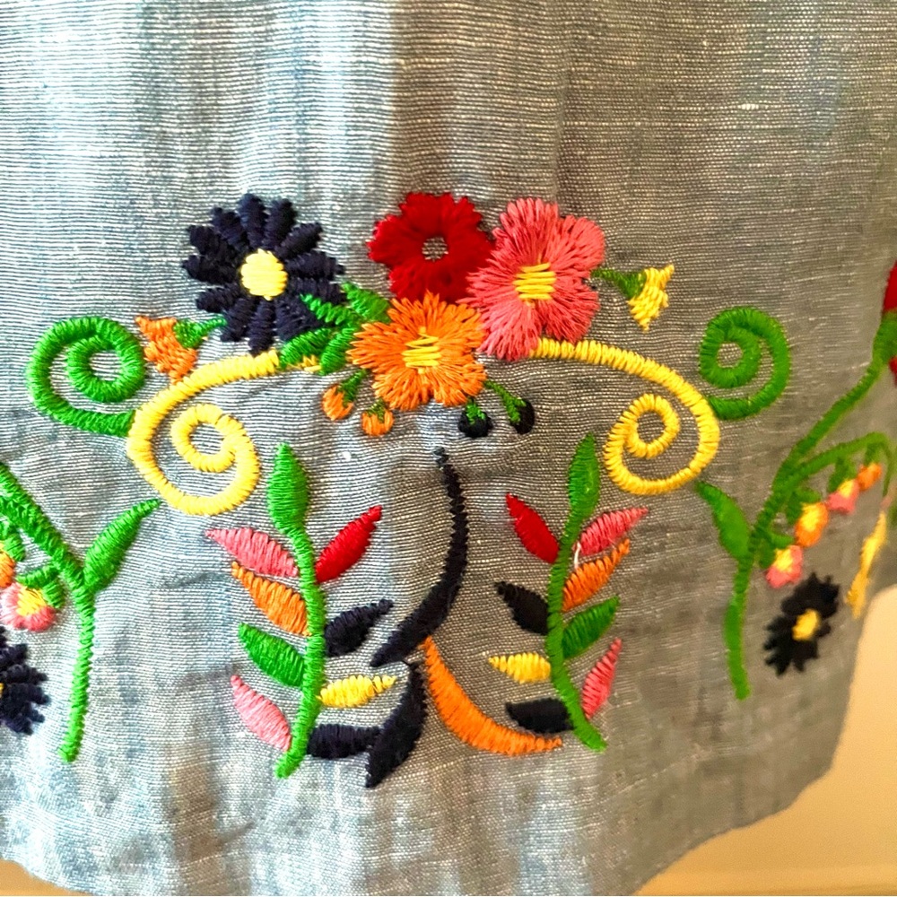 Talbots denim skirt Embroidered florals Size 6 EUC